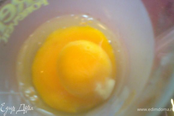 Взбиваем яйца со сметаной и водой или молоком-2ст.л. У меня осталось от Галиюшиных печенек 4 желтка, поэтому к ним добавила только одно яйцо.