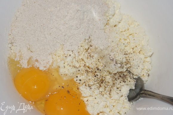 Творог смешать с яйцами, маслом, кефиром, сметаной и мукой. Если творог влажный, то кефир можно упустить.