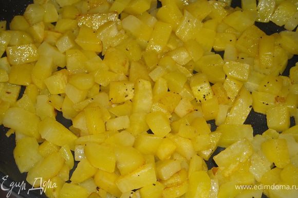 Картофель порезать мелким кубиком и обжарить слегка, посолить, поперчить.