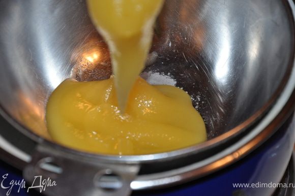 Мёд растопим в кастрюльке на водяной бане, чтобы он стал жидким. Пока отставим в сторону, чтобы мед немного остыл (горячий нельзя добавлять к желткам, могут свернуться, тогда получится сладкий омлет).