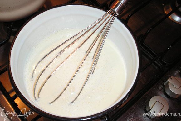 Молоко смешать со сливками и 50 гр сахара и довести до кипения.