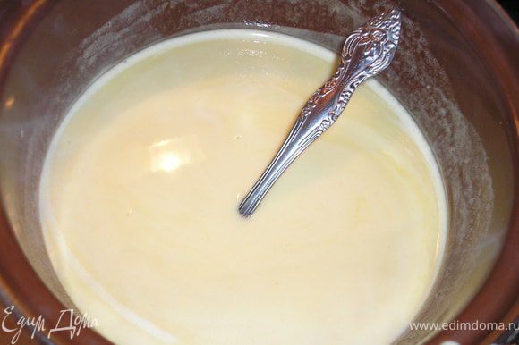 В горячую карамель вылить смесь сливок и молока, хорошо перемешать.