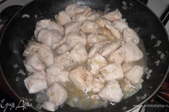 Лук выложите на раскаленную сковороду, смазанную маслом, затем добавьте куриное филе, обжаривайте 10 минут. Добавьте соус и тушите под крышкой еще 10 минут. Подавайте с картофелем или пастой.