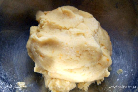Сформировать эластичное мягкое тесто, на час отправить вхолодильник.