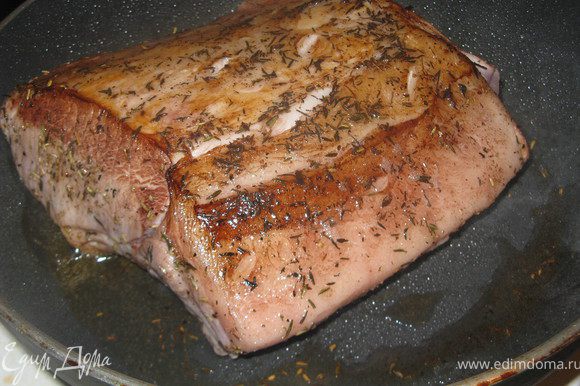 Обжарить мясо на сковороде с небольшим количеством оливкового масла со всех сторон для получения красивой корочки.