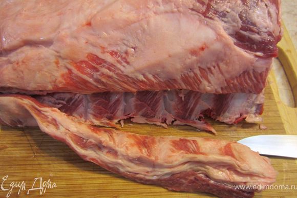 Теперь поверните кусок мяса на ребра и позвоночником от себя. На расстоянии трех сантиметров от края сделайте надрез вплоть до ребер. Потихоньку срежьте мясо с ребер, делая пилящие движения.