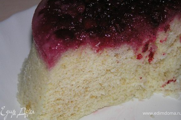 P.S.: 1/4 часть ягод можно добавить в тесто, тогда пирог получится более сочным и станет красивее разрез ;)