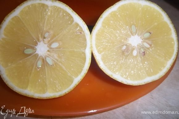 Лимон разделить на две части. С одной половинки лимона выжать сок и смешать сок со сливочным маслом, а также солью. Масло выложить в пищевую пленку. скатать при помощи пленки в колбаску диаметром 3 см и положить в холодильник.