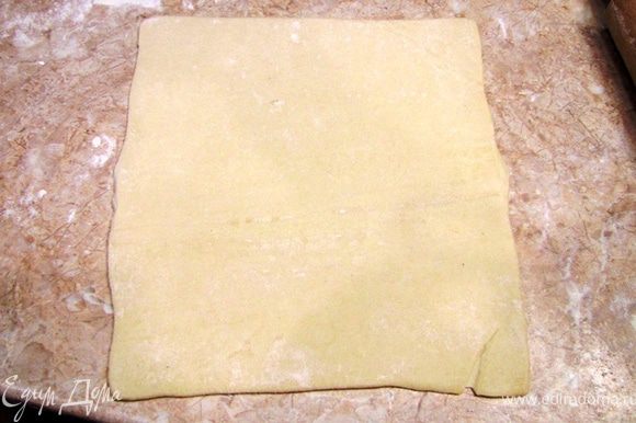 Раскатайте тесто до размеров 30 на 40 сантиметров.