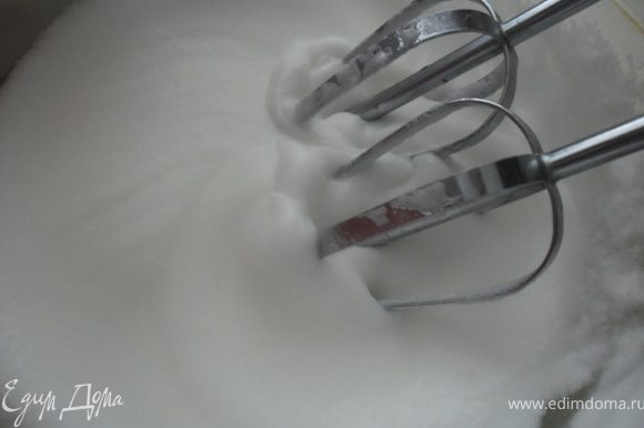 Разделить белки и желтки. Белки взбить с солью (0.5 мин.), затем, постепенно добавляя сахар (4 ст.л.), взбивать еще около 1,5 минут.