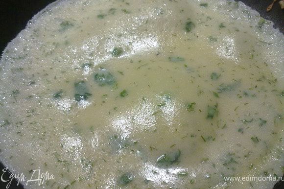 На хорошо разогретой сковороде испечь тонкие «зеленые» блины.