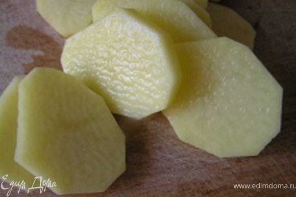 Картофель очистить, нарезать кружочками по 2-3 мм толщиной, обсужить бумажным полотенцем.