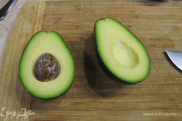 Приготовление очень простое. Для тех, кто не знает, как разделаться с авокадо, рассказываю. Разрежьте авокадо вдоль вокруг косточки. Поверните половинки авокадо, чтобы одна из половинок отделилась.
