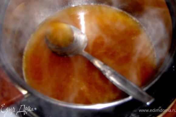 Масло и сироп растопить на водяной бане.