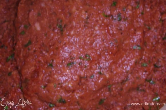 Добавить в фарш томат, мелко нарезанную кинзу, натертые без кожуры помидоры, специи и соль. Масса должна напоминать пасту.