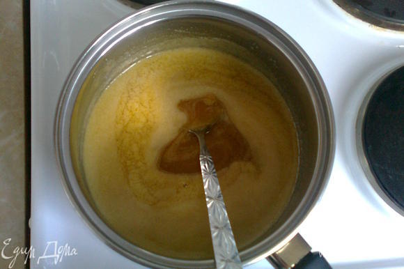 Влить растертые яйца с сахаром в теплую смесь из меда и масла, тщательно перемешать до растворения сахара
