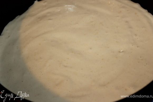 Форму (у меня форма диаметром 26 см) немного смазать маслом, выложить тесто. Поставить в разогретую до 180 градусов духовку, выпекать в течение 10-15 минут. Остудить.