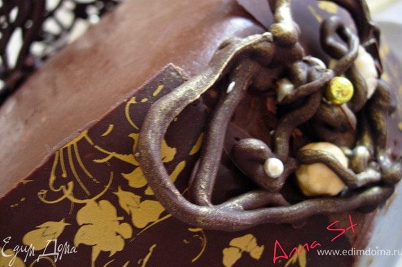 Места соединений лент украшаем нашими фигурками, которые прикрепляем с помощью растопленного шоколада.