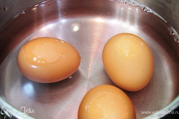 Откиньте рис на дуршлаг и промойте в холодной воде. Отварите яйца в воде в течение 10 минут (можете проткнуть иголкой тупой конец яйца - таким образом скорлупа не лопнет).