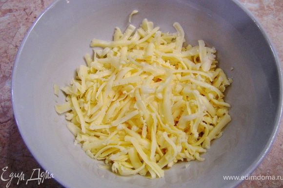 Потрите сыр на крупной терке.