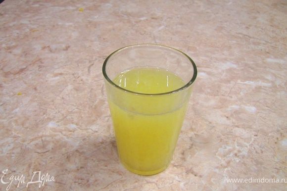 Из лимонов выжмите сок в отдельную посуду.
