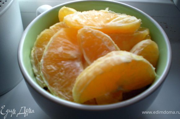 Апельсины почистить и разделить на дольки.