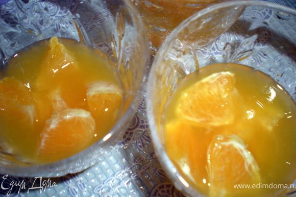 Апельсиновые дольки разложить по креманкам и залить соком.Поставить в холодильник до полного застывания.