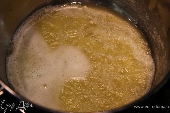 Растопить сливочное масло и тонкой стуйкой вливать во яичную массу, непрерывно взбивая на высоких оборотах.