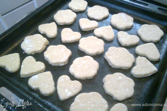 Разложите печенья на противень смазанный маслом и выпекайте при 200*С до золотистого цвета.