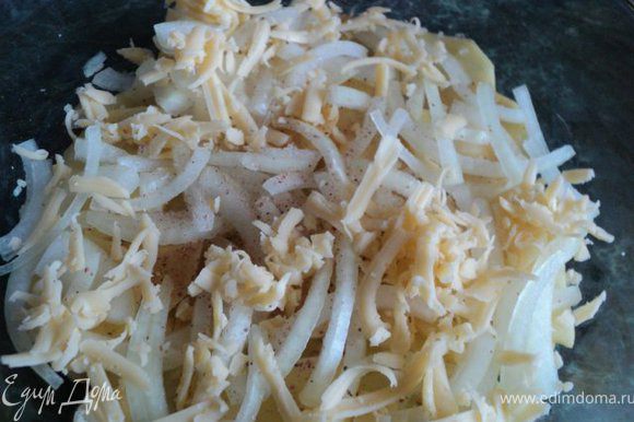 И снова слоями выложить картофель, лук, тертый сыр. Верхний слой сыр. Полить сливками, сверху выложить сливочное масло. Закрыть крышкой или фольгой.