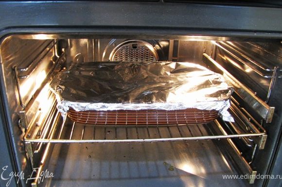 Накройте форму сверху фольгой и запекайте в предварительно разогретой до 150 градусов духовке в течение 1 часа 40 минут.