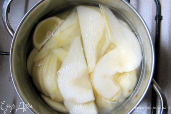 Поварить груши в 500 мл воды с 120 гр сахара, палочкой корицы и долькой лимона около 10 минут.