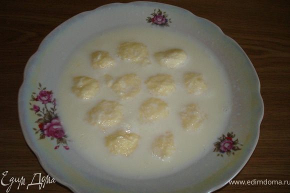 Молоко довести до кипения, добавить соль, 1 ст. л. сахара и шарики. Шарики должны вариться 2-3минуты.