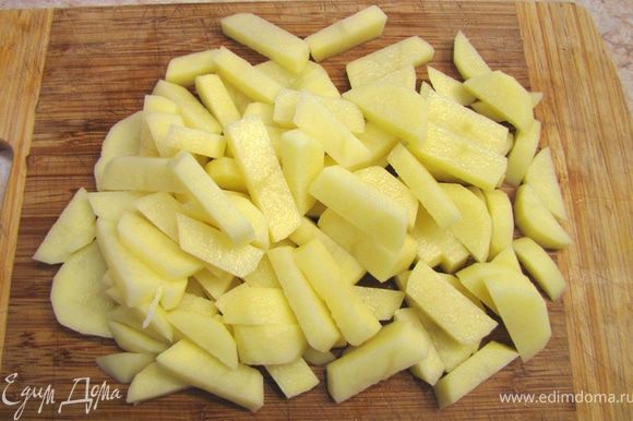 Отварите яйца в течение 10 минут на малом огне. Почистите картофель и порежьте небольшими кусочками как для жарки толщиной около пол сантиметра.