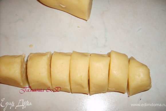 Раскатываем из теста колбаску и делим на части, придаем им округлую форму. Придавим вилкой и укладываем их на противень, покрытый пекарской бумагой, сохраняя дистанцию (тесто в духовке расплывается).