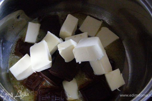 Шоколад поломаем на кусочки и растопим вместе с маслом на водяной бане