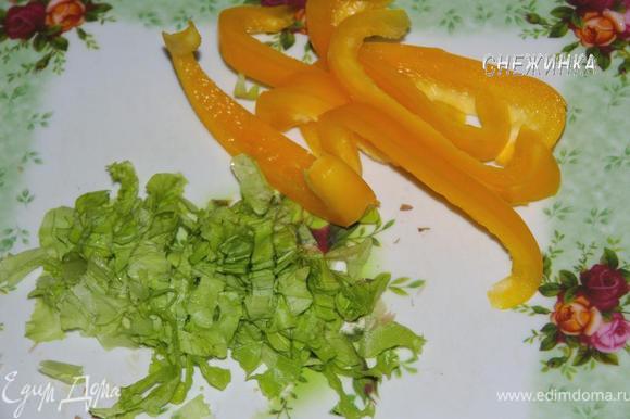 Вымытый и высушенный лист салата нарезаем, перец режем дольками.