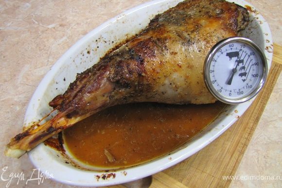 Поливайте баранью ногу соком, собравшимся в блюде каждые 20 минут. Нога должна запекаться от 1.30–2.30 ч в зависимости от размера. Если весь сок выпарится — долейте вино. Проверяйте готовность, протыкая узким длинным ножом. Если сок будет прозрачным — мясо готово. Я использовал специальный термометр. Температура внутри мяса по санитарным нормам должна подняться до 75°C. Так как после окончания приготовления температура поднимется еще на 3°C, то я вытаскиваю ногу при 72°C. Достаньте ногу из духовки. Переложите на другое блюдо и дайте постоять 20 минут.