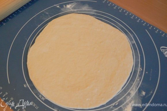 Разделите тесто на порционные куски(лучше 4-5) и раскатайте каждую часть на присыпанной мукой поверхности в круг