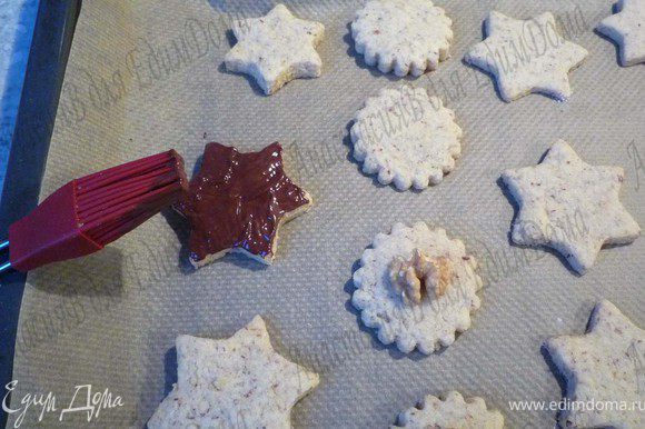 На паровой бане растопить шоколад и при помощи кисти нанести на печенье.