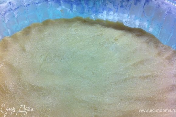 переложи тесто в формочку и распредели его по всей поверхности.