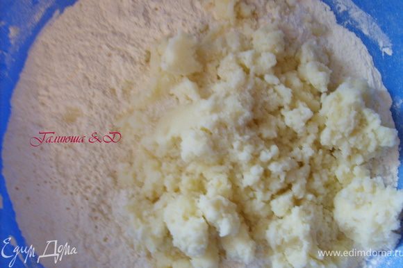 Просеять муку в миску, добавить размятый картофель, соль и хорошо размешать. Получится масса, как крошка масляная.