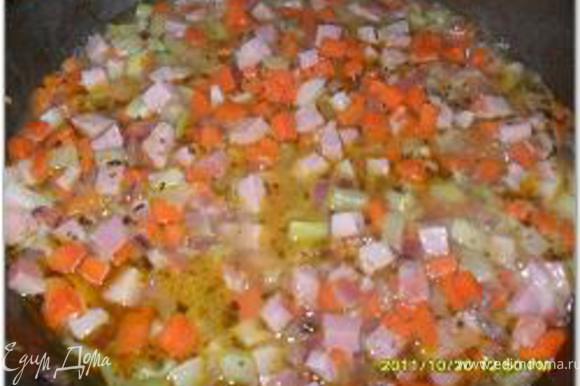 Лук, морковь и сельдерей нарезать мелкими кубиками, добавить соль, масло и потушить в небольшом количестве воды до полуготовности.