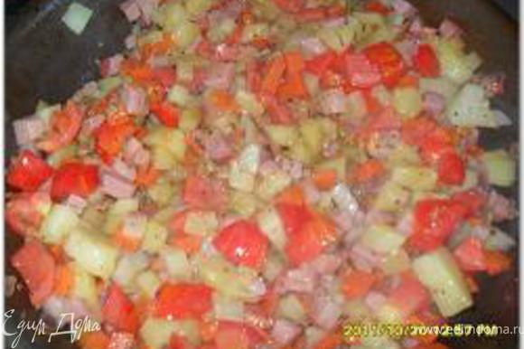 Затем добавить вареный картофель, нарезанный мелкими кубиками, нарезанные помидоры, размешать и довести до кипения.