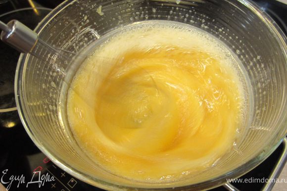 Далее процедура будет довольно долгой и нудной, поэтому рекомендую воспользоваться электрическим венчиком. Поставьте на огонь кастрюлю с водой. Диаметр кастрюли должен быть меньше, чем дно у миски с яйцами. Доводим воду до кипения и интенсивно взбиваем яичную смесь. Минут через 5-10, когда яйца превратятся в светлую кремообразную смесь, снимите кастрюлю с огня.