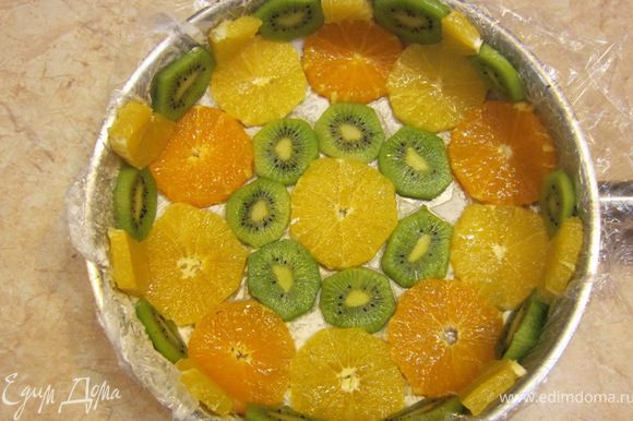 Теперь выложите красиво диски фруктов, чередуя апельсины с киви и диски апельсинов, если они разного цвета. За счет масла они замечательно прилипнут к форме. Я не стал укладывать апельсиновые диски внахлест, но это будет тоже замечательно.