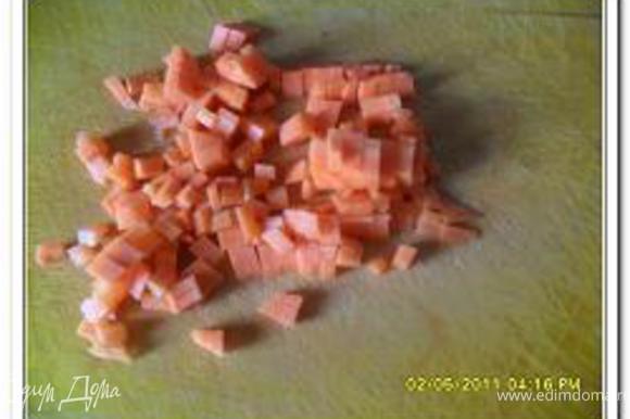 Также кубиками нарезать морковь