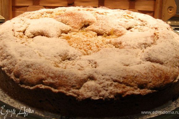 Готовый пирог посыпать сахарной пудрой Подавать охлажденным.