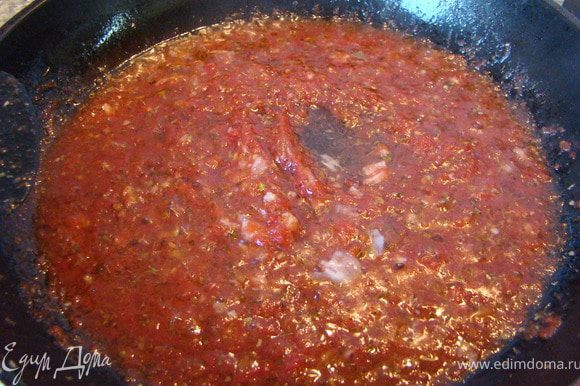 Для соуса берем томатный соус (у меня домашний), выливаем его на сковороду и добавляем немного подсолнечного масла. Выдавливаем пару зубчиков чеснока, добавляем орегано и увариваем на маленьком огне до более густой консистенции.