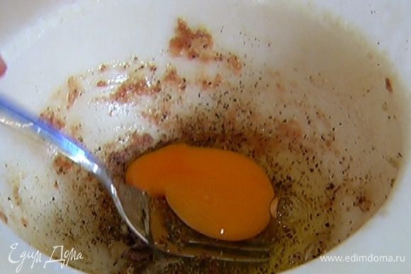 Приготовить маринад: зубчик чеснока почистить и растереть в ступке с анчоусом, щепоткой соли и смеси перца в однородную массу, затем добавить яйцо и перемешать.